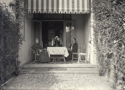 222114 Afbeelding van dr. J. Hartelust en mevr. C.C. Hartelust-Schilthuis op de veranda achter hun huis Biltstraat 101 ...
